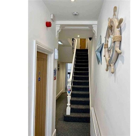 Oyo Hillcrest Studio Apartments คลีทอร์ปส์ ภายนอก รูปภาพ